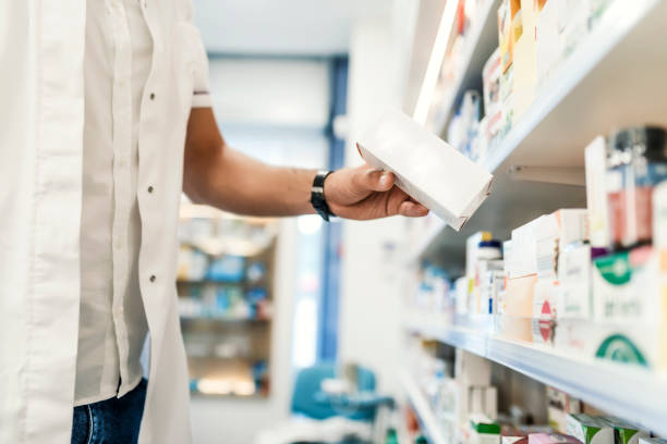 istock Pharmacist hand holding medicine box 985046012
