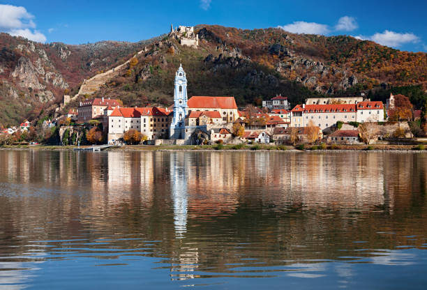 オーストリア ヴァッハウ渓谷ダーンスタイン町の秋のビュー - danube river danube valley austria valley ストックフォトと画像