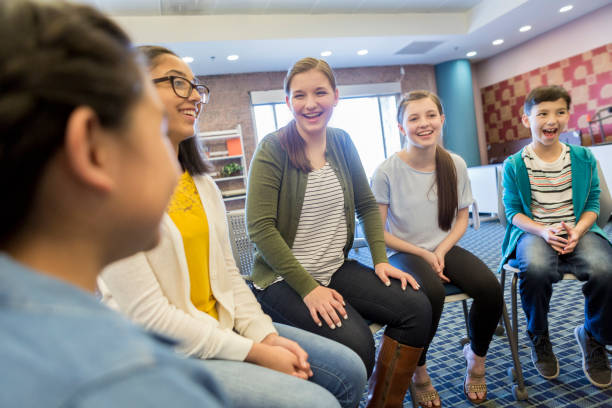 istock Group of schoolchildren participate in discussion 985047724
