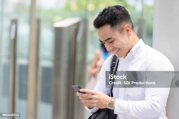 Trò Chuyện Video Doanh Nhân Vui Vẻ Bên Ngoài Tòa Nhà Văn Phòng Hình ảnh Sẵn có - Tải xuống Hình ảnh Ngay bây giờ