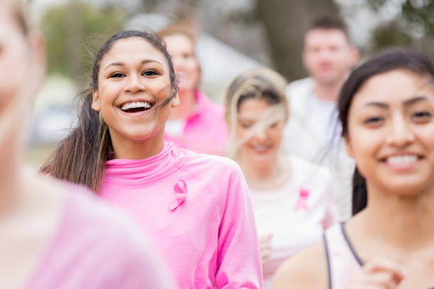 piękne młode kobiety biegają w charytatywnym wyścigu - breast cancer cancer breast cancer awareness ribbon pink zdjęcia i obrazy z banku zdjęć