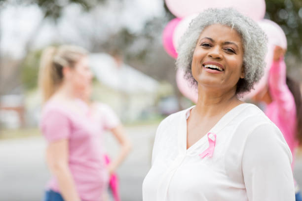 pewna siebie kobieta podczas zdarzenia świadomości raka piersi - breast cancer cancer breast cancer awareness ribbon pink zdjęcia i obrazy z banku zdjęć