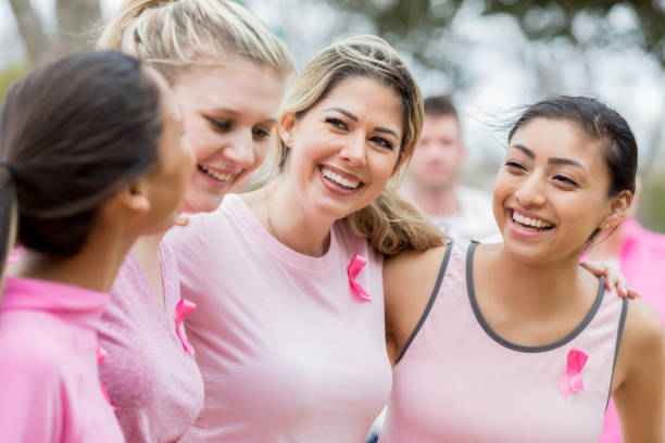 donne diverse alla raccolta fondi di beneficenza - cancer women womens issues friendship foto e immagini stock