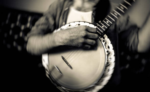 el jugador del banjo en la barra de - country style fotografías e imágenes de stock