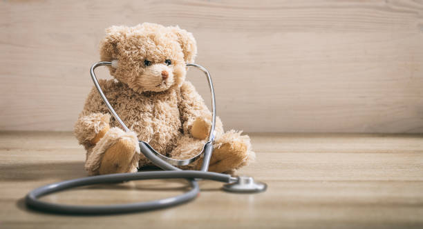 teddy bear with a heart stethoscope - hospital nursery imagens e fotografias de stock