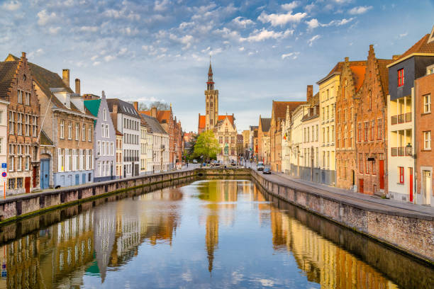 canal spiegelrei au lever du soleil, bruges, flandre, belgique - flanders bruges dusk building exterior photos et images de collection