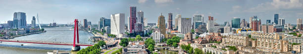 panoramablick auf die skyline von rotterdam - rotterdam stock-fotos und bilder