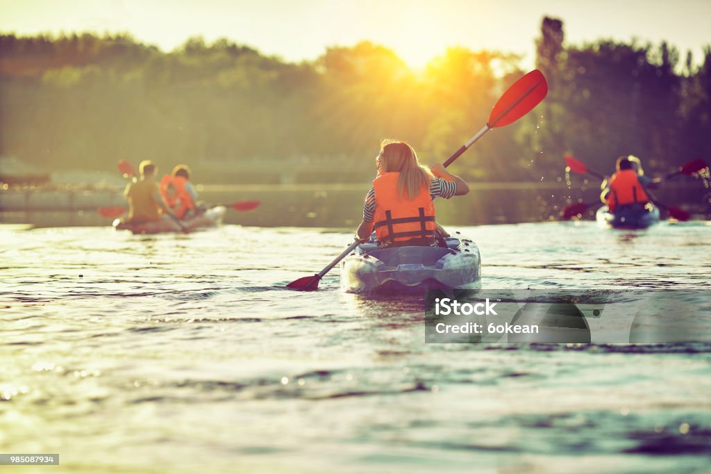 Diversión salvaje de la naturaleza y agua en vacaciones de verano. Camping y pesca. - Foto de stock de Kayak - Piragüismo y canotaje libre de derechos