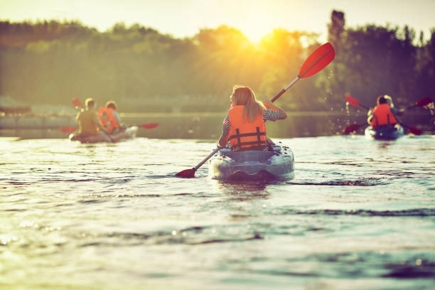 natura selvaggia e divertimento in acqua durante le vacanze estive. campeggio e pesca. - extreme sports kayaking kayak adventure foto e immagini stock