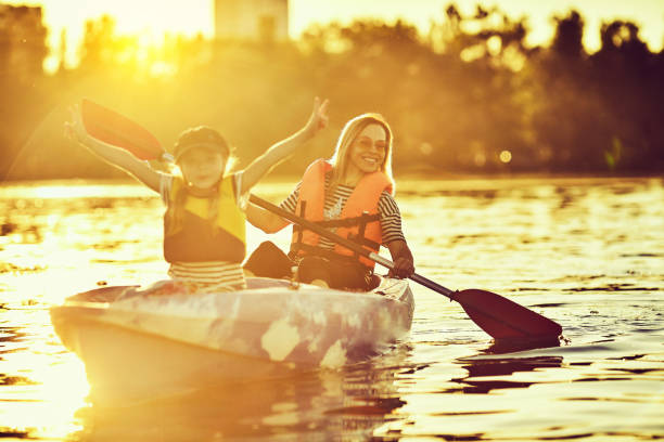 diversión salvaje de la naturaleza y agua en vacaciones de verano. camping y pesca. - kayak canoeing canoe lake fotografías e imágenes de stock
