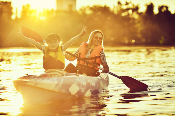 夏休みに野生の自然と水の楽しい。キャンプや釣り。 - family kayaking kayak canoeing ストックフォトと画像