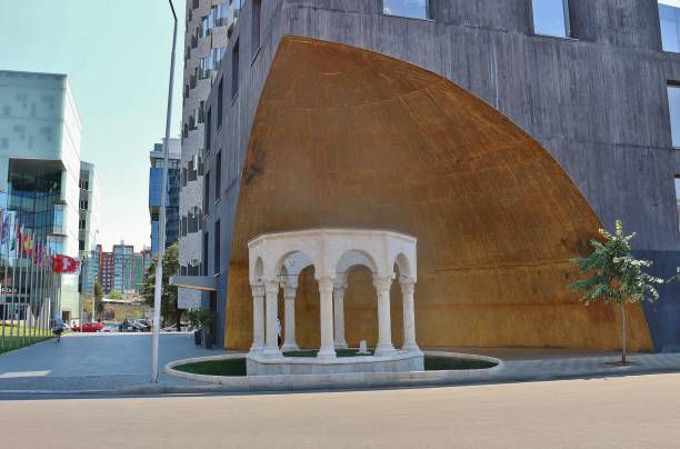 scena miejska z grobowcem kapllan pasha, zbudowanym w 1820 roku. tirana, albania. - former famous place east architecture zdjęcia i obrazy z banku zdjęć