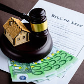 konzept-von-darlehen-und-krediten-kleines-holzhaus-euro-bankn.jpg?b=1&s=170x170&k=20&c=beabl4Zv1RxndTD54dK3BdS_B0to4qwr5gKp52lu8ZA=