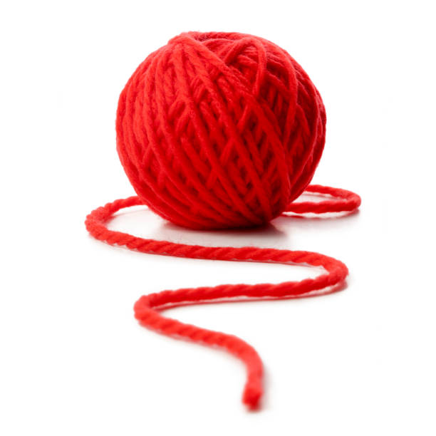 白い背景の上にウールの赤いボール - cable stitch ストックフォトと画像