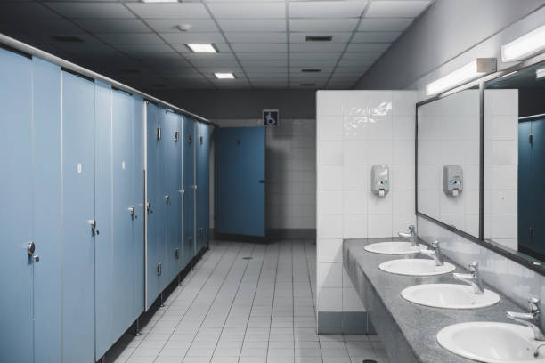 banheiro público e interiores de casa de banho com lavatório e wc sala de lavagem. - public restroom - fotografias e filmes do acervo