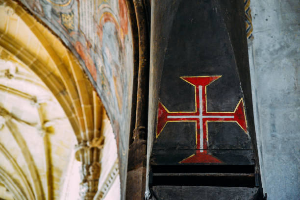 cross of malta at manueline nave inside the 12th-century convent of christ - tomar, portugal. unesco world heritage site - church indoors inside of monastery imagens e fotografias de stock