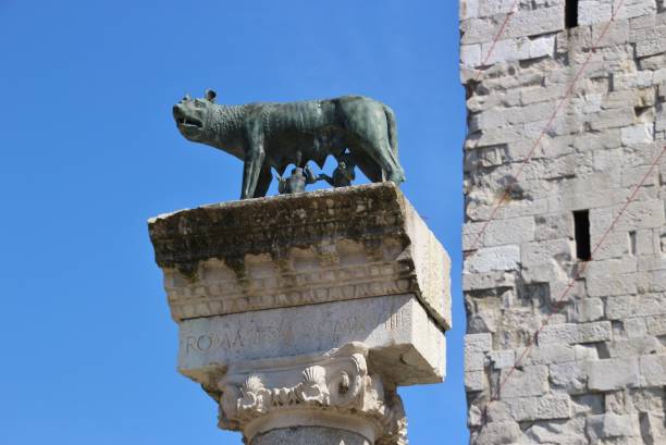 rzeźba romulusa i remusa, zasysane przez she-wilka. aquileia, włochy. - north eastern italy zdjęcia i obrazy z banku zdjęć