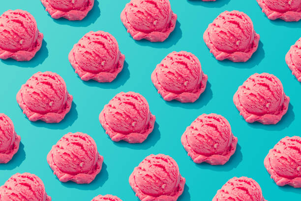파스텔 블루 바탕에 핑크 딸기 아이스크림 패턴입니다. 여름 미니입니다. 아이소메트릭 플랫 하다입니다. - dairy product 이미지 뉴스 사진 이미지