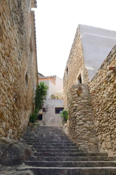istock Stone stairs in medieval village 985119034