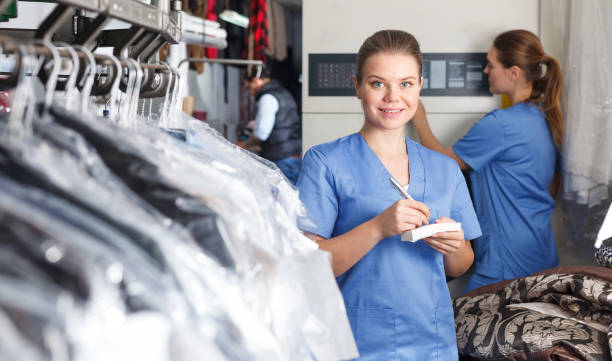 istock Girl working in dry cleaner 985125832