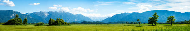 murnauer moos - bayern-landschaft - blue european alps sky mountain stock-fotos und bilder