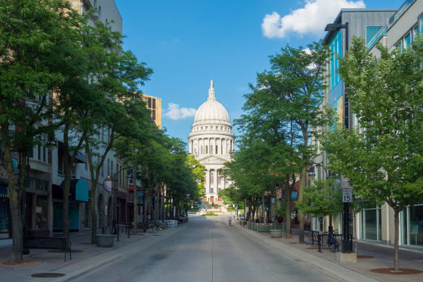 wisconsin state capitol in madison, wisconsin - governor imagens e fotografias de stock