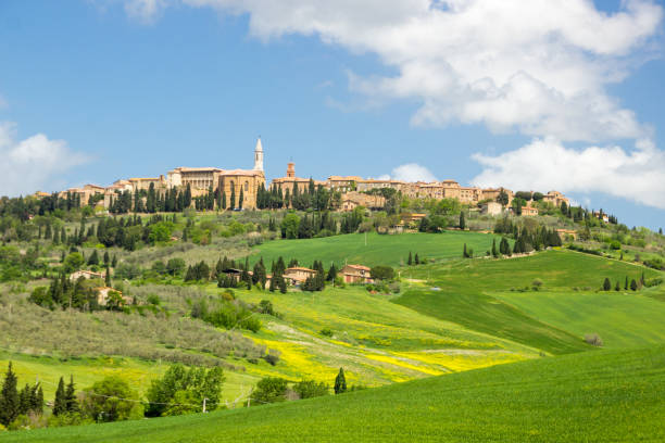istock sunrise in Tuscany in Val di Orcia 985158456
