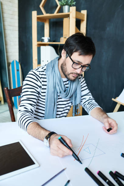 istock Modern artist drawing sketches 985161910