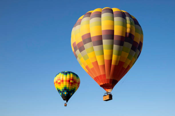 globos de aire caliente vuelan juntos sobre bodega de california - heat mid air flying float fotografías e imágenes de stock