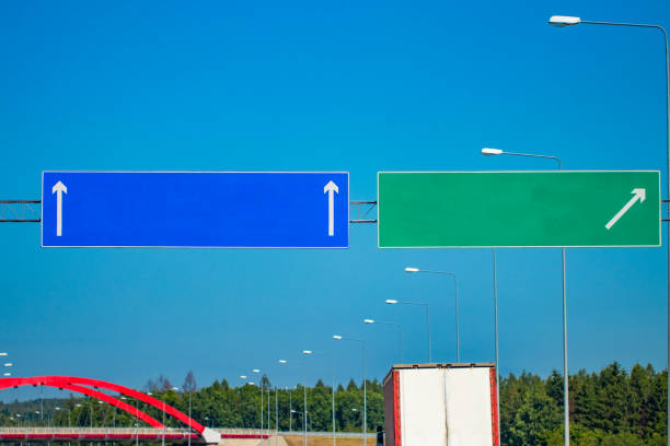 istock Big blank highway road sign with gradient blue sky 985170256