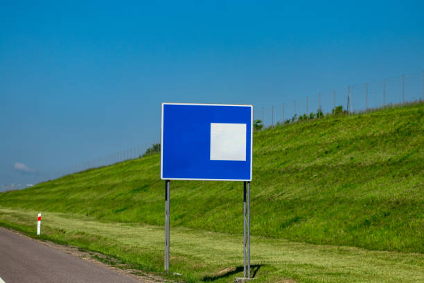 istock Big blank highway road sign with gradient blue sky 985170262