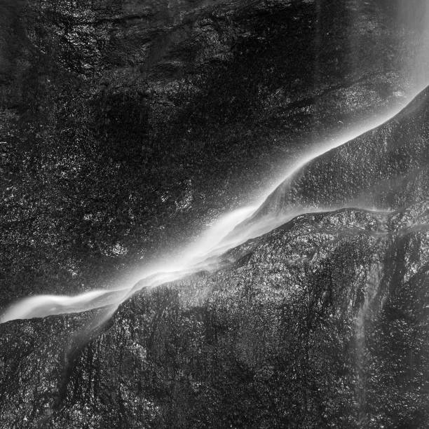 imagem de paisagem íntima do detalhe bonito preto e branco pacífica longa exposição cachoeira - black and white landscape square long exposure - fotografias e filmes do acervo