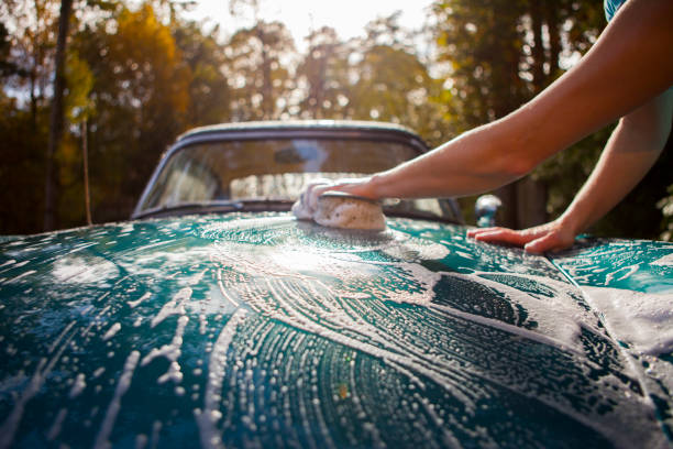 lavatrice auto. - car wash car cleaning washing foto e immagini stock