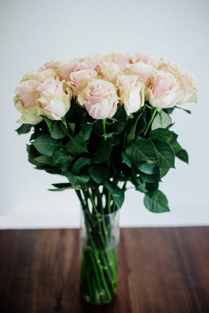 istock Bouquet of roses in a vase. 985235422