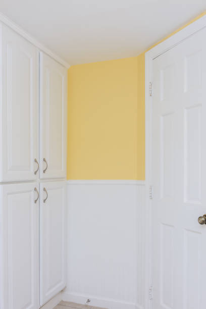 angolo giallo angolo angolo con finiture bianche - wall plasterboard vehicle interior indoors foto e immagini stock