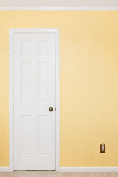 きれいな白いドア、白のトリム、黄色の壁 - wall plasterboard vehicle interior indoors ストックフォトと画像
