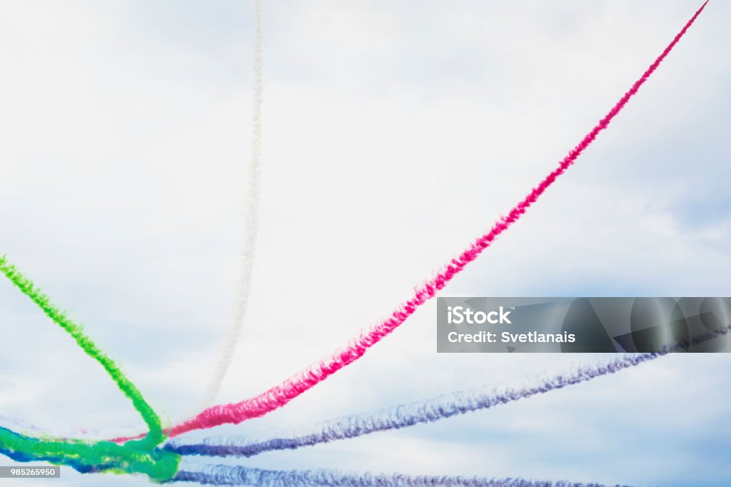 비행 쇼 디스플레이 및 곡예 비행에 비행기의 밝은 다 색 연기 가신 Airshow에 대한 스톡 사진 및 기타 이미지 ...