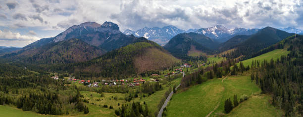 bergstrasse zwischen polen und der slowakei. hohe tatra - strammer max stock-fotos und bilder