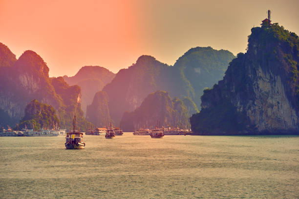 halong bay boats,sunset at ha long bay scenic view , hanoi, vietnam , southeast asi - halong bay vietnam bay cruise imagens e fotografias de stock