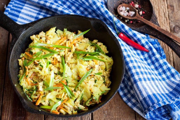 repollo guisado con carne de cerdo - bigos fotografías e imágenes de stock