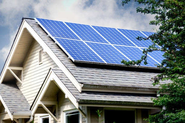 solar panels on roof of home - painel solar imagens e fotografias de stock