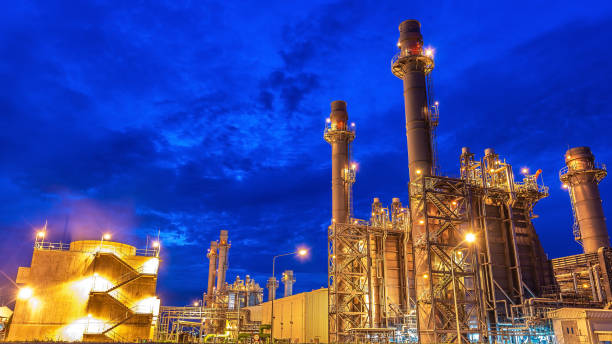przemysł naftowy i gazowy - fabryka petrochemiczna, strefa przemysłowa i zakłady petrochemiczne o zachodzie słońca - liquid natural gas zdjęcia i obrazy z banku zdjęć