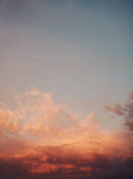 fond avec aquarelle à la recherche de ciel coucher de soleil pastel - cirrus cloud white fluffy photos et images de collection