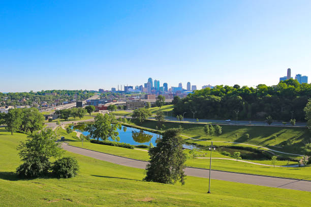 kansas city skyline eau vue - kansas city missouri photos et images de collection