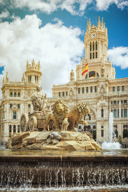 cibeles-brunnen auf der plaza de cibeles in madrid - spain flag built structure cloud stock-fotos und bilder