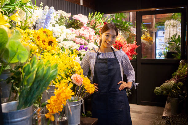 istock A clerk at a flower shop. 985502004