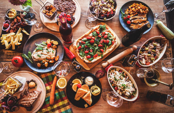 diferentes alimentos cozinhados em uma mesa de madeira - cozinha mediterrânica - fotografias e filmes do acervo