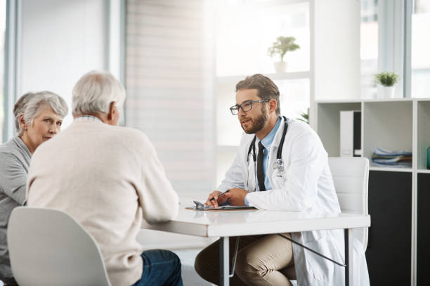 so what are your symptoms? - senior adult hospital uniform gray hair imagens e fotografias de stock