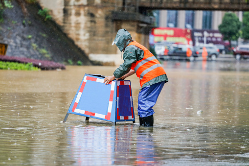 In the flooded streets of the storm, municipal workers put reminders to prevent pedestrians from moving into the manhole.