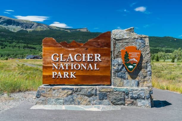 glacier national park,montana,usa. 7-22-17: cartello del parco nazionale del ghiacciaio all'ingresso. - montana mountain us glacier national park lake foto e immagini stock